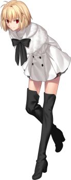  1girl ahoge arcueid_brunestud arms_behind_back black_boots black_bow blonde_hair boots bow buttons capelet dress fur_capelet hair_intakes leaning_forward official_alternate_costume official_art red_eyes short_hair sidelocks smile standing standing_on_one_leg takeuchi_takashi thigh_boots thighs tsukihime tsukihime_(remake) white_capelet white_dress 