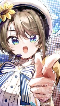  1girl absurdres beret blue_eyes brown_hair commentary flower hair_flower hair_ornament hat highres hololive looking_at_viewer microphone official_alternate_costume oozora_subaru oozora_subaru_(starlight) open_mouth pointing pointing_at_viewer short_hair smile solo sunflower teeth u_da_desu upper_teeth_only virtual_youtuber white_hat 
