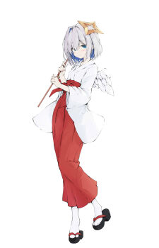  1girl alternate_costume amane_kanata arrow_(projectile) blush bob_cut closed_mouth colored_inner_hair commentary_request embarrassed full_body grey_hair hakama hakama_skirt halo highres holding holding_arrow hololive japanese_clothes kosode kusunoki_(gwzx5574) long_skirt looking_at_viewer miko multicolored_hair okobo partial_commentary platform_sandals raised_inner_eyebrows red_skirt sandals short_hair simple_background skirt solo standing star_halo tabi virtual_youtuber white_background 