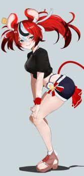  1girl animal_ear_fluff animal_ears arched_back ass belt black_hair black_shirt black_shorts black_streaks blue_eyes blush breasts dice_hair_ornament double-parted_bangs grey_background hair_between_eyes hair_ornament hakos_baelz hands_on_own_knees highres hololive hololive_english hololive_summer_2023_swimsuit leaning_forward looking_at_viewer medium_breasts mouse_ears mouse_tail mousetrap multicolored_hair platform_sandals red_hair redi_(rasec_asdjh) ribbon sandals shirt shoes shorts smile standing tail thick_thighs thighs tied_shirt twintails uneven_twintails virtual_youtuber white_hair 