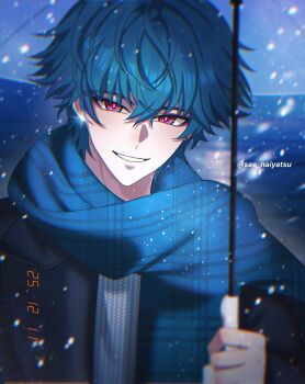  1boy alternate_costume black_jacket blue_hair blue_scarf brant_(wuthering_waves) commentary earrings hair_between_eyes highres holding holding_umbrella jacket jewelry looking_at_viewer male_focus multicolored_hair parted_lips pink_eyes sae_naiyatsu scarf short_hair smile solo streaked_hair symbol-only_commentary twitter_username umbrella upper_body wuthering_waves 