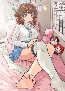  1girl :o absurdres ahoge aroon bed_sheet blue_skirt blush breasts brown_hair calendar_(object) character_doll chibigurumi commentary_request doll gakuen_idolmaster hanami_saki hanami_ume hatsuboshi_gakuen_school_uniform highres idolmaster indoors large_breasts looking_at_viewer miniskirt neck_ribbon photo_(object) pillow pleated_skirt ribbon school_uniform shirt single_bare_foot single_bare_leg sitting skirt soles solo stuffed_animal stuffed_toy teddy_bear thighhighs toes undone_neck_ribbon white_shirt white_thighhighs 