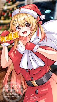  1girl absurdres ahoge alternate_costume blonde_hair bow commentary dress fortissimo fur-trimmed_dress fur-trimmed_gloves fur-trimmed_headwear fur_trim gloves gradient_hair hair_bow hair_ornament hat highres holding holding_sack hololive hololive_dev_is long_hair looking_at_viewer multicolored_hair musical_note musical_note_hair_ornament one_side_up open_mouth otonose_kanade red_bow red_dress red_eyes red_gloves red_hair sack santa_costume santa_dress santa_hat solo u_da_desu very_long_hair virtual_youtuber 