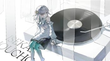  1girl dress green_hair green_pantyhose heterochromia highres isekaijoucho kamitsubaki_studio multicolored_hair pantyhose phonograph red_eyes short_hair shui_fou sitting smile solo two-tone_hair vinyl_record white_eyes white_hair 