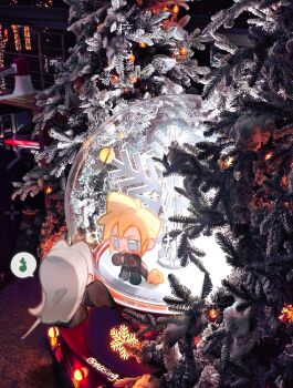  +++ 2boys against_glass bbsing black_gloves black_pants black_wings blonde_hair blue_eyes buster_sword chibi chibi_only chinese_commentary christmas christmas_tree cloud_strife commentary_request facing_away feathered_wings final_fantasy final_fantasy_vii final_fantasy_vii_remake full_body gloves grey_hair hands_up highres in_snow_globe looking_at_another male_focus multiple_boys musical_note night open_mouth outdoors pants photo_background sephiroth short_hair single_wing snow_globe spiked_hair spoken_musical_note standing twitter_username wings 