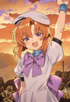  1girl absurdres blue_eyes bow dress ebora hat highres higurashi_no_naku_koro_ni looking_at_viewer medium_hair orange_hair orange_sky puffy_short_sleeves puffy_sleeves purple_bow ryuuguu_rena short_sleeves sky waving white_dress white_hat 