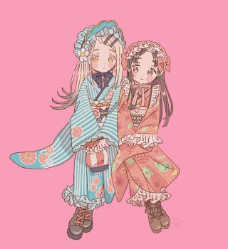  2girls black_boots blonde_hair blue_bonnet blue_kimono blunt_ends blush bonnet boots bouryoku_hantai bow brown_boots brown_eyes brown_hair chinstrap closed_mouth colored_eyelashes commentary flipped_hair floral_print floral_print_kimono flower frilled_bonnet frilled_kimono frills full_body gakuen_idolmaster gradient_hair grey_hair hair_ornament hairclip highres idolmaster japanese_clothes kimono kuramoto_china lace-up_boots lolita_fashion long_hair long_sleeves looking_at_another looking_at_viewer looking_to_the_side multicolored_hair multiple_girls obi obiage obijime orange_eyes parallel_hairclips parted_bangs pink_background pink_bonnet print_kimono red_bow red_kimono sash shinosawa_hiro simple_background sitting smile striped_clothes striped_kimono symbol-only_commentary v_arms wa_lolita white_flower wide_sleeves 