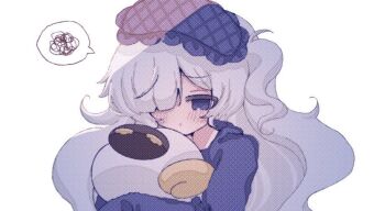  1girl alternate_costume blue_eyes closed_mouth commentary_request hair_over_one_eye hairband long_hair looking_at_viewer mahou_shoujo_no_majo_saiban natsume_an-an one_side_up simple_background sleep_mask solo spoken_squiggle squiggle stuffed_animal stuffed_sheep stuffed_toy upper_body wani_(umaumausagi) white_background white_hair 