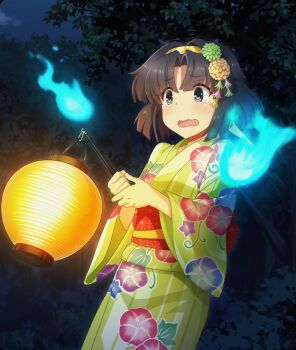 1girl black_hair blush cloud cowboy_shot dot_nose floral_print floral_print_kimono flower game_cg green_flower green_kimono grey_eyes hair_flower hair_ornament hairband hitodama holding holding_lantern japanese_clothes kimono lantern musumi_kiyoka night obi official_art open_mouth outdoors paper_lantern parted_bangs print_kimono red_sash sash scared short_hair solo tearing_up third-party_source toji_no_miko toji_no_miko:_kizamishi_issen_no_tomoshibi tree wavy_mouth yellow_flower yellow_hairband yukata 