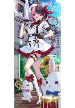  1girl absurdres belt black_belt black_gloves black_hair blue_eyes boots bow bowtie commentary_request dress footwear_bow gloves hand_up hat highres inari_(ambercrown) knee_boots long_hair looking_ahead multicolored_hair open_mouth outdoors pink_hair red_bow red_bowtie short_sleeves smile solo split-color_hair standing tachibana_hinano teeth two-tone_hair upper_teeth_only virtual_youtuber vspo! white_boots white_dress white_hat 