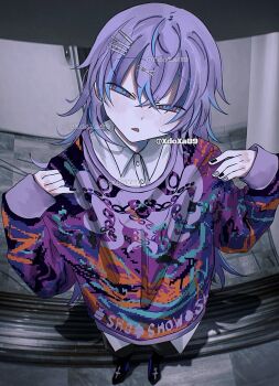  1boy alternate_costume artist_name clothes_writing commentary foreshortening from_above full_body hair_between_eyes hair_ornament hairclip highres hoshirube_sho long_hair long_sleeves looking_at_viewer multicolored_hair nail_polish nijisanji open_mouth print_shirt purple_hair shirt sleeves_past_wrists stairs streaked_hair symbol-only_commentary virtual_youtuber xdoxa89 