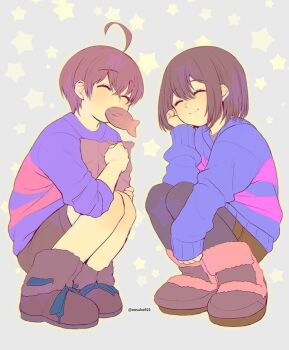 1boy 1girl ahoge ankle_boots bag black_pantyhose blue_ribbon blue_sweater bob_cut boots brown_bag brown_boots brown_hair brown_shorts closed_mouth colored_skin commentary_request crossed_bangs double-parted_bangs double_other_genderswap dual_persona face-to-face facing_another food footwear_ribbon frisk_(undertale) from_below full_body fur-trimmed_boots fur_trim genderswap genderswap_(otf) genderswap_(otm) grey_background hair_between_eyes hand_on_own_cheek hand_on_own_face holding holding_bag knees_up long_sleeves mouth_hold naoki_(oosuko) outline pantyhose paper_bag pink_sweater puffy_long_sleeves puffy_sleeves ribbon short_hair shorts side-by-side simple_background sleeves_rolled_up smile squatting star_(symbol) star_symbol_background striped_clothes striped_sweater sweater three-quarter_sleeves two-tone_background two-tone_sweater undertale utdr_(toby_fox) yellow_outline yellow_skin