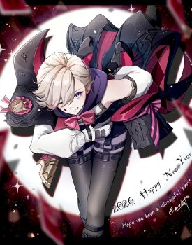  1boy 2026 ;) arm_behind_back artist_name award_ribbon back_bow black_bow black_capelet black_gloves black_hat black_shorts black_thighhighs blonde_hair bow bowing bowtie brown_bow brown_bowtie capelet closed_mouth commentary confetti detached_sleeves english_text facial_mark genshin_impact gloves hair_between_eyes happy_new_year hat highres holding holding_unworn_clothes holding_unworn_hat kuromuru long_sleeves looking_at_viewer lyney_(genshin_impact) male_focus multicolored_gloves multicolored_hair new_year o-ring o-ring_thigh_strap one_eye_closed parted_bangs purple_eyes red_bow red_bowtie red_streaks shirt short_hair short_shorts shorts sleeveless sleeveless_shirt smile solo sparkle spotlight standing streaked_hair swept_bangs teardrop_facial_mark thigh_strap thighhighs top_hat twitter_username two-tone_gloves unworn_hat unworn_headwear white_gloves white_shirt white_sleeves 