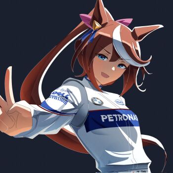  1girl animal_ears blue_eyes bmw bow brown_hair dell formula_one hair_between_eyes hashtag-only_commentary high_ponytail highres horse_ears horse_girl long_hair looking_at_viewer multicolored_hair open_mouth ponytail racing_suit smile solo streaked_hair tokai_teio_(umamusume) toyeeta_prius two-tone_hair umamusume upper_body v white_hair white_racing_suit 