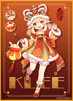  1girl :d absurdres ahoge alternate_costume bloomers boots chinese_clothes chinese_text commentary_request dafu_zhentan dress four-leaf_clover_print full_body fur_trim genshin_impact hair_between_eyes hanfu hat hat_ornament highres holding hutou_hat jumpy_dumpty klee_(genshin_impact) lantern long_hair long_sleeves looking_at_viewer low_twintails miyoushe_watermark open_mouth orange_eyes paper_lantern pointy_ears qixiong_ruqun red_dress red_eyes sidelocks simple_background smile solo standing standing_on_one_leg tassel twintails underwear watermark wide_sleeves 