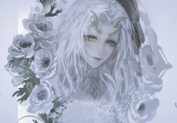 1girl closed_mouth commentary dark_souls_(series) dark_souls_i dragon_girl eyelashes flower green_eyes grey_background grey_flower grey_rose horns kwiaty_k long_hair priscilla_the_crossbreed rose slit_pupils smile solo untranslatable_commentary upper_body white_hair