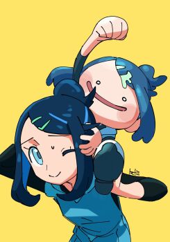 2girls :> black_hair black_shirt blue_eyes blue_hair blue_hoodie clenched_hand colored_inner_hair ditto gen_1_pokemon hair_bun hair_ornament hairclip holding holding_pokemon hood hoodie imposter liko_(pokemon) looking_at_another multicolored_hair multiple_girls nintendo open_mouth pokemon pokemon_(anime) pokemon_(creature) pokemon_horizons pokemon_pokopia shirt short_hair sleeveless sleeveless_hoodie smile solo tomatomi transformed_ditto two-tone_hair upper_body yellow_background