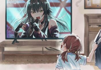  2girls armpit_crease black_choker black_dress black_gloves black_hair brown_hair child choker commentary_request dress gakuen_idolmaster gloves green_eyes idolmaster ivy_(idolmaster) long_hair low_twintails multiple_girls music open_mouth rasep singing single_bare_shoulder television tsukimura_temari twintails watching_television 