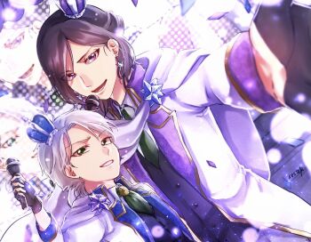  1046sstep_btoh 2boys black_gloves black_hair bleach bleach:_the_diamonddust_rebellion coat commentary_request crown crystal_earrings dutch_angle earrings fingerless_gloves foreshortening gloves green_eyes green_necktie half_gloves height_difference hitsugaya_toushirou holding holding_microphone idol jewelry kusaka_soujirou male_focus medium_hair microphone mini_crown multiple_boys necktie open_mouth purple_eyes signature tilted_headwear white_coat white_hair 