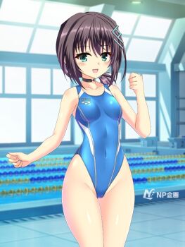  1girl black_choker black_hair blue_one-piece_swimsuit breasts choker commentary_request competition_swimsuit cowboy_shot green_eyes hair_ornament hairclip highleg highleg_one-piece_swimsuit hizuki_aki indoors lane_line low_ponytail medium_breasts one-piece_swimsuit original ponytail pool poolside second-party_source smile solo swimsuit 