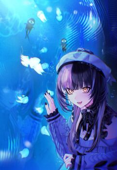  1girl absurdres against_glass alternate_costume aquarium beret black_bow black_hair black_nails bow grey_hair hand_on_glass hat higeji_(higeji404) highres hololive hololive_english jellyfish multicolored_hair shiori_novella split-color_hair virtual_youtuber water yellow_eyes 
