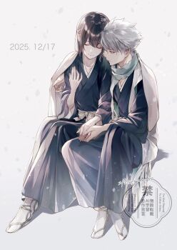  1boy 1girl aqua_eyes arm_around_shoulder black_hair black_hakama bleach bleach:_sennen_kessen-hen closed_eyes commentary_request dated etranger140 grey_hair hakama hand_grab haori highres hinamori_momo hitsugaya_toushirou japanese_clothes sandals shihakusho signature sitting socks taichou_haori twitter_username watermark white_socks 