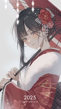  1girl black_hair blurry blurry_foreground blush flower fur_trim hair_flower hair_ornament happy_new_year highres japanese_clothes kimono long_hair looking_at_viewer mameko_(l8_w3) nape new_year oil-paper_umbrella original pink_eyes red_flower red_kimono smile straight_hair swept_bangs umbrella upper_body white_background 