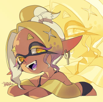  1girl :d artist_name asymmetrical_hair bare_shoulders blonde_hair bra_strap collarbone colored_eyelashes colored_tongue commentary_request crop_top cross-shaped_pupils crossed_arms dark-skinned_female dark_skin domino_mask earrings eye_mask eyelashes fangs fangs_out fish_hook_earrings forehead frye_(splatoon) frye_(splatoon_raiders) gradient_hair hair_ornament hairband hat inkling isamu-ki_(yuuki) jewelry long_eyelashes long_pointy_ears looking_at_viewer mask medium_hair midriff multicolored_hair multiple_earrings nintendo off-shoulder_shirt off_shoulder official_alternate_costume official_alternate_hairstyle open_mouth parted_bangs pointy_ears poncho ponytail purple_hair purple_tongue shawl shirt short_eyebrows short_ponytail shorts simple_background smile solo splatoon_(series) splatoon_3 splatoon_raiders star-shaped_pupils star_(symbol) straw_hat symbol-shaped_pupils teeth tentacle_hair thick_eyebrows tongue tongue_out two-tone_hair underwear white_hairband yellow_background yellow_eyes yellow_pupils yellow_shirt zoom_layer 