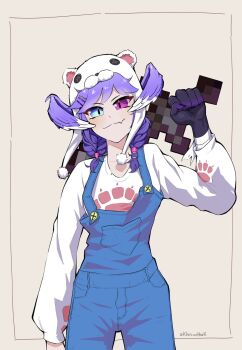  1girl animal_hood arm_at_side arm_up asymmetrical_arms bear_hood blue_eyes blue_overalls braid closed_mouth commentary cowboy_shot denim denim_overalls english_commentary fang grey_background hair_ornament hair_tubes hairclip head_tilt head_wings heterochromia highres holding holding_behind_back holding_sword holding_sword_behind_back holding_weapon holding_weapon_behind_back hood inactive_account inset_border klarcwithak light_smile long_sleeves looking_at_viewer medium_hair minecraft_sword nijisanji nijisanji_en overalls paw_print pom_pom_hat_ornament purple_eyes purple_hair purple_wings selen_tatsuki shirt simple_background skin_fang smug solo standing sword twin_braids virtual_youtuber weapon white_hood white_shirt wings 