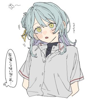  1girl aqua_hair arms_behind_back ashigaya_high_school_uniform blush commentary cropped_torso dayama fang flat_color green_eyes grey_shirt hair_between_eyes hair_bun hair_ribbon highres koyanagi_kaho open_mouth parted_bangs ribbon school_uniform shirt simple_background skin_fang solo speech_bubble symbol-only_commentary translation_request upper_body watashi_ga_koibito_ni_nareru_wake_naijan_murimuri! white_background yellow_ribbon 