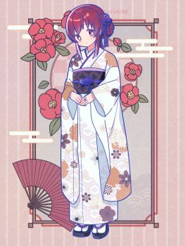  1girl absurdres amane_tsukuyo black_sandals black_sash blush bright_pupils brown_background closed_mouth commentary_request floral_print floral_print_kimono flower full_body hair_ribbon hand_fan highres japanese_clothes kimono long_sleeves looking_at_viewer magia_record:_mahou_shoujo_madoka_magica_gaiden mahou_shoujo_madoka_magica obi okobo platform_sandals print_kimono red_eyes red_flower red_ribbon ribbon ruru_(rurumagi) sandals sash sidelocks smile socks solo standing striped_background tabi twitter_username vertical-striped_background white_kimono white_pupils white_socks wide_sleeves 