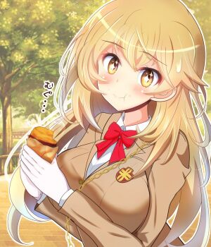  1girl blazer blonde_hair bow bowtie breasts brown_jacket closed_mouth commentary_request eating food gloves gratin_(kumaisao) holding holding_food jacket large_breasts long_hair outdoors red_bow red_bowtie roasted_sweet_potato school_emblem school_uniform shirt shokuhou_misaki smile solo sparkling_eyes sweet_potato toaru_kagaku_no_railgun toaru_majutsu_no_index tokiwadai_school_uniform translation_request very_long_hair white_gloves white_shirt winter_uniform yellow_eyes 
