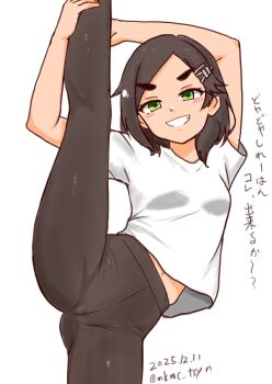  1girl black_hair black_leggings blush breasts cameltoe commentary_request dated green_eyes grin hair_ornament hairpin highres kantai_collection kuroshio_(kancolle) leggings navel shirt short_hair simple_background small_breasts smile solo split standing standing_on_one_leg standing_split t-shirt tasogare_yanio thick_eyebrows translation_request twitter_username white_background white_shirt 