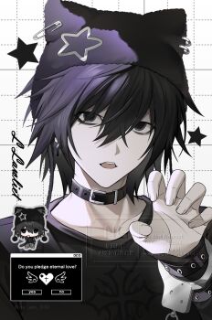  1boy animal_collar animal_ear_headwear animal_earrings animal_hat bags_under_eyes black_eyes black_hair black_shirt cat_hat character_name chibi chibi_inset claw_pose collar cuffs death_note earrings fake_animal_ears grid_background hair_between_eyes handcuffs hashtag-only_commentary hat highres jewelry l_(death_note) looking_at_viewer male_focus no_eyebrows nyamnyam_(ny_am_030) parted_lips safety_pin shirt short_hair solo upper_body window_(computing) 