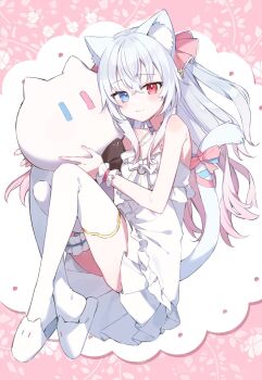  1girl animal_ears animal_slippers bare_shoulders blue_eyes bow bracelet cat_ears cat_girl closed_mouth commentary_request doll dress full_body heterochromia highres jewelry kanzaki_ririka kneehighs light_smile long_hair original pink_background red_eyes skirt sleeveless sleeveless_dress slippers socks suspender_skirt suspenders tail thigh_strap thighhighs virtual_youtuber white_dress white_hair white_thighhighs 
