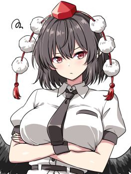 1girl arms_under_breasts black_hair black_necktie black_wings black_wrist_cuffs breasts closed_mouth collared_shirt commentary_request crossed_arms feathered_wings hair_between_eyes hat highres large_breasts looking_at_viewer necktie puffy_short_sleeves puffy_sleeves red_eyes red_hat rise_(rise19851203) shameimaru_aya shirt short_hair short_sleeves simple_background solo tokin_hat touhou upper_body white_background white_shirt wings wrist_cuffs 