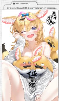  1girl absurdres ahoge animal_ear_fluff animal_ears black_hair blonde_hair blue_bow blush bow breasts cleats cleavage clothes_writing commentary_request fox_ears fox_girl fox_tail hair_bow hand_up heart heart-shaped_pupils highres hololive knees_up kou_mashiro large_breasts legs_apart long_hair long_sleeves looking_at_viewer multicolored_hair naked_shirt off_shoulder omaru_polka pink_hair purple_eyes shirt simple_background sitting sleeves_past_wrists solo streaked_hair symbol-shaped_pupils tail teeth translation_request upper_teeth_only virtual_youtuber white_background white_shirt zain_(omaru_polka) 