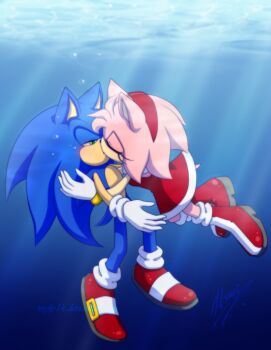  1boy 1girl amy_rose closed_eyes freediving green_eyes headband hetero kiss sonic_the_hedgehog sonic_(series) underwater  rating:Sensitive score:22 user:szgdf