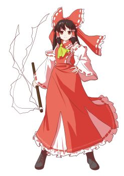  1girl absurdres ascot bow brown_eyes brown_hair chest_sarashi chinese_commentary closed_mouth commentary detached_sleeves frilled_bow frilled_hair_tubes frills gohei hair_bow hair_tubes hakurei_reimu hand_on_own_hip highres holding holding_gohei jian_wei_xiao_shi_pian long_hair looking_at_viewer red_bow red_skirt ribbon-trimmed_sleeves ribbon_trim sarashi simple_background skirt skirt_set smile solo touhou white_background yellow_ascot 