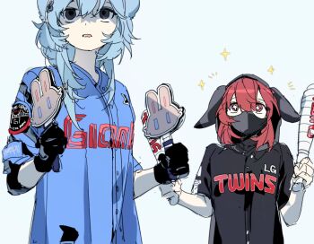  2girls alternate_costume arknights baseball_bat black_eyes black_gloves black_shirt blue_hair blue_shirt clothes_writing commentary_request crackborne_(arknights) crownslayer_(arknights) emphasis_lines gloves highres holding holding_baseball_bat jersey korean_commentary mask mouth_mask multiple_girls open_mouth red_eyes red_hair shaded_face shirt short_hair simple_background sparkling_eyes spg_83 upper_body white_background 
