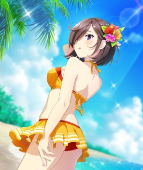  1girl arm_up ass beach bikini bikini_skirt blue_sky blurry blurry_background breasts brown_hair cloud cowboy_shot day dutch_angle flower from_behind game_cg hair_flower hair_ornament hair_over_one_eye halterneck hand_in_own_hair hibiscus horizon large_breasts lens_flare looking_at_viewer looking_back ocean official_art one_eye_covered orange_bikini orange_skirt outdoors palm_tree parted_lips purple_eyes purple_flower red_flower sasano_miyako short_hair skirt sky solo sparkle sunlight swimsuit third-party_source toji_no_miko toji_no_miko:_kizamishi_issen_no_tomoshibi tree yellow_flower 