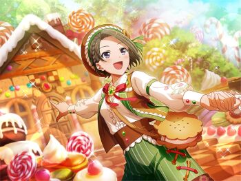  2girls andersen's_fairy_tales bag beret brown_bag brown_hat brown_vest center_frills cosplay food food-themed_bag frills game_cg gingerbread_house green_shorts hansel_(hansel_and_gretel) hansel_(hansel_and_gretel)_(cosplay) hat holding_hands long_sleeves minase_suzu multiple_girls official_art open_mouth outstretched_arm pointing puffy_long_sleeves puffy_sleeves purple_eyes red_ribbon ribbon shirt short_hair shorts shoujo_kageki_revue_starlight shoujo_kageki_revue_starlight_-re_live- shoulder_bag solo_focus standing upper_body vest white_shirt 