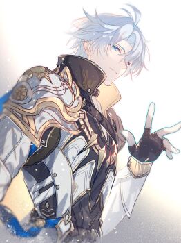  1boy antenna_hair aqueasirius armor black_choker black_gloves blue_cape blue_eyes cape chinese_commentary choker commentary_request fingerless_gloves gloves gold_trim grey_hair hair_between_eyes hand_up highres honkai:_star_rail honkai_(series) jacket long_sleeves looking_at_viewer male_focus pauldrons phainon_(honkai:_star_rail) short_hair shoulder_armor single_pauldron smile solo sun_symbol teeth two-sided_cape two-sided_fabric upper_body white_jacket yellow_cape yellow_pupils 