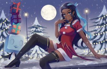  1girl 1other balancing_on_head black_footwear black_thighhighs boots box christmas_lights christmas_tree dark-skinned_female dark_skin doiparuni dress earrings eiscue eiscue_(ice) fur_trim gen_8_pokemon gift gift_box high_heel_boots high_heels highres hoop_earrings jewelry lamppost long_hair moon multicolored_hair nessa_(holiday_2021)_(pokemon) nessa_(pokemon) night nintendo official_alternate_costume pokemon pokemon_(creature) pokemon_masters_ex santa_costume santa_dress sitting smile snow snowing thigh_boots thighhighs two-tone_hair wavy_hair  rating:Sensitive score:38 user:danbooru