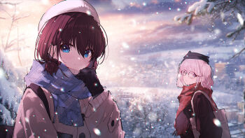  2girls bag black_gloves black_hat blue_eyes blue_scarf blush brown_bag brown_hair brown_jacket chinese_commentary chromatic_aberration closed_mouth commentary_request girls_band_cry gloves hat highres hina_(girls_band_cry) iseri_nina jacket long_hair low_twintails multiple_girls pink_hair red_jacket red_scarf scarf short_hair short_twintails shoulder_bag snow twintails unmoving_pattern white_hat winter_clothes yun_cao_bing 