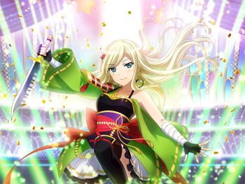  1girl armor bandaged_arm bandages black_boots black_gloves blonde_hair blue_eyes boots closed_mouth collarbone confetti dagger fingerless_gloves floating_hair game_cg gloves green_kimono holding holding_dagger holding_knife holding_weapon japanese_clothes kimono knee_boots knife long_sleeves looking_at_viewer obi official_art pleated_skirt reverse_grip sash shoujo_kageki_revue_starlight shoujo_kageki_revue_starlight_-re_live- shoulder_armor skirt skirt_under_kimono smile solo stage_lights standing standing_on_one_leg upper_body weapon white_skirt wide_sleeves yumeoji_fumi 
