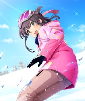  1girl :d black_gloves blue_sky brown_pants cloud day dot_nose eyewear_on_head feet_out_of_frame game_cg gloves goggles green_eyes hair_ribbon jacket long_sleeves medium_hair official_art open_mouth outdoors pants pink_jacket pink_ribbon purple-tinted_eyewear purple_hair ribbon sidelocks sky smile snow snowboarding solo sparkle sunlight third-party_source tinted_eyewear toji_no_miko toji_no_miko:_kizamishi_issen_no_tomoshibi tree winter_clothes yanase_mai 