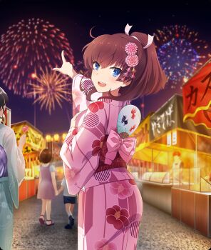  2boys 3girls aerial_fireworks black_shoes black_sky blue_eyes blue_shorts blush brown_hair child cowboy_shot dot_nose dress fireworks floral_print floral_print_kimono food_stand from_behind game_cg gradient_sky hair_ribbon hand_fan high_ponytail holding_hands japanese_clothes kimono konohana_suzuka lantern long_sleeves looking_at_viewer looking_back medium_hair multiple_boys multiple_girls night official_art open_mouth outdoors paper_fan paper_lantern pinafore_dress pink_dress pink_kimono pointing ponytail print_kimono purple_sash purple_sky red_hair red_sash ribbon sandals sash shirt shoes short_sleeves shorts sky sleeveless sleeveless_dress solo_focus stone_walkway summer_festival teeth third-party_source toji_no_miko toji_no_miko:_kizamishi_issen_no_tomoshibi uchiwa upper_teeth_only white_kimono white_ribbon white_shirt yukata 