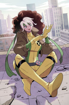  1girl belt bodysuit breasts brown_hair colored_bangs commentary_request gloves green_bodysuit green_eyes gurihiru headband highres jacket long_hair marvel multicolored_bodysuit multicolored_hair rogue_(x-men) smile solo superhero_costume two-tone_hair white_hair x-men yellow_bodysuit yellow_gloves 