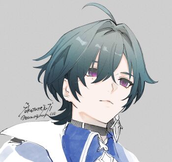  1boy black_choker blue_shirt choker closed_mouth commentary_request curtained_hair frown genshin_impact green_hair grey_background hair_between_eyes highres lohen_(genshin_impact) male_focus multicolored_eyes shirt short_hair simple_background solo twitter_username unfinished wing_collar zawazawa_000 